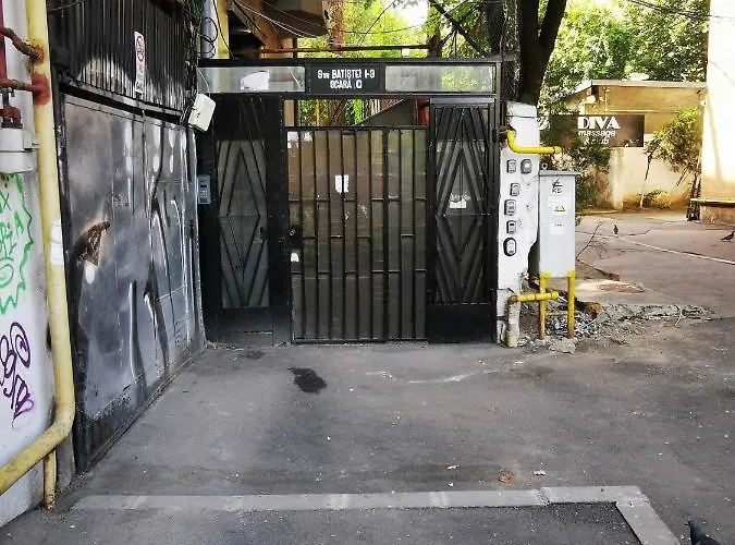 Black And White * بوخارست