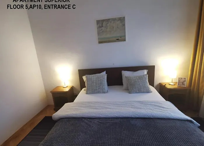 Black And White شقة *