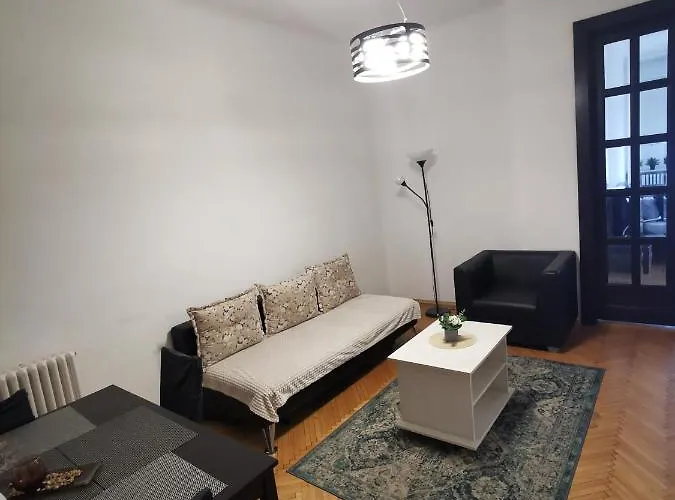 شقة Black And White