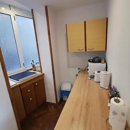 Black And White 布加勒斯特