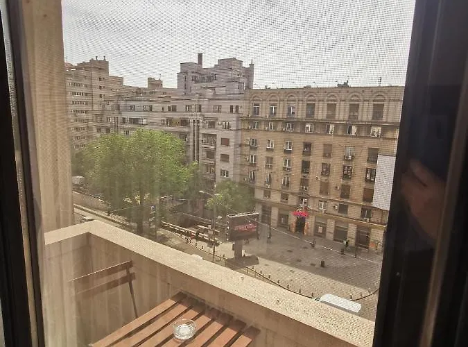 Black And White Βουκουρέστι